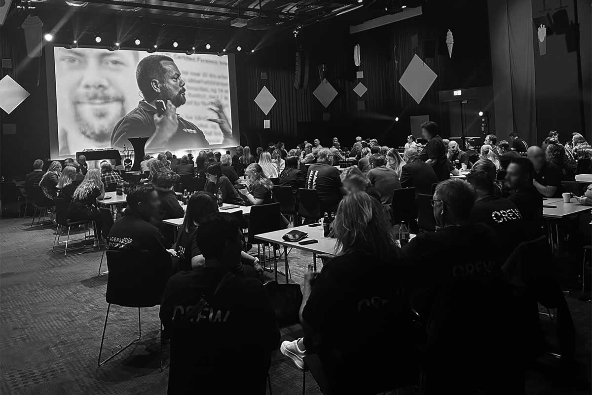 Konferanse med foredrag på stor skjerm
