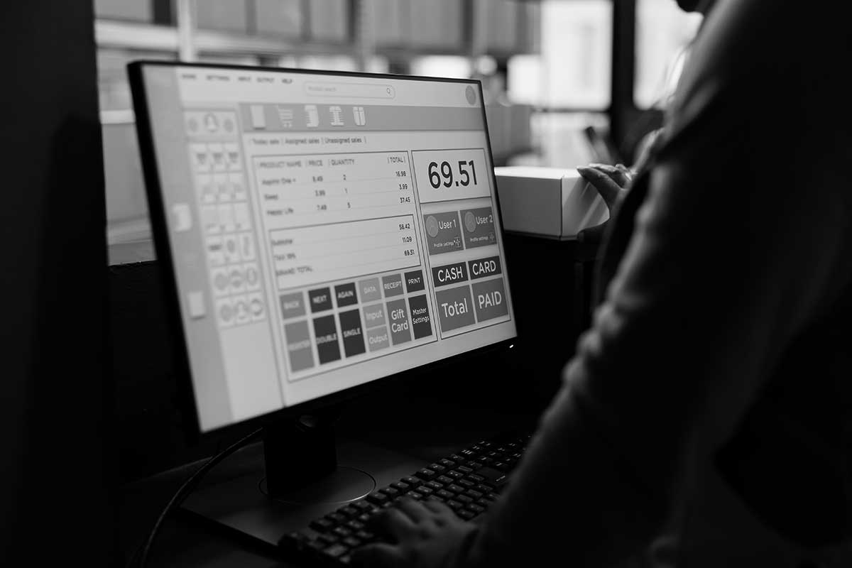 Person bruker kassasystem på dataskjerm